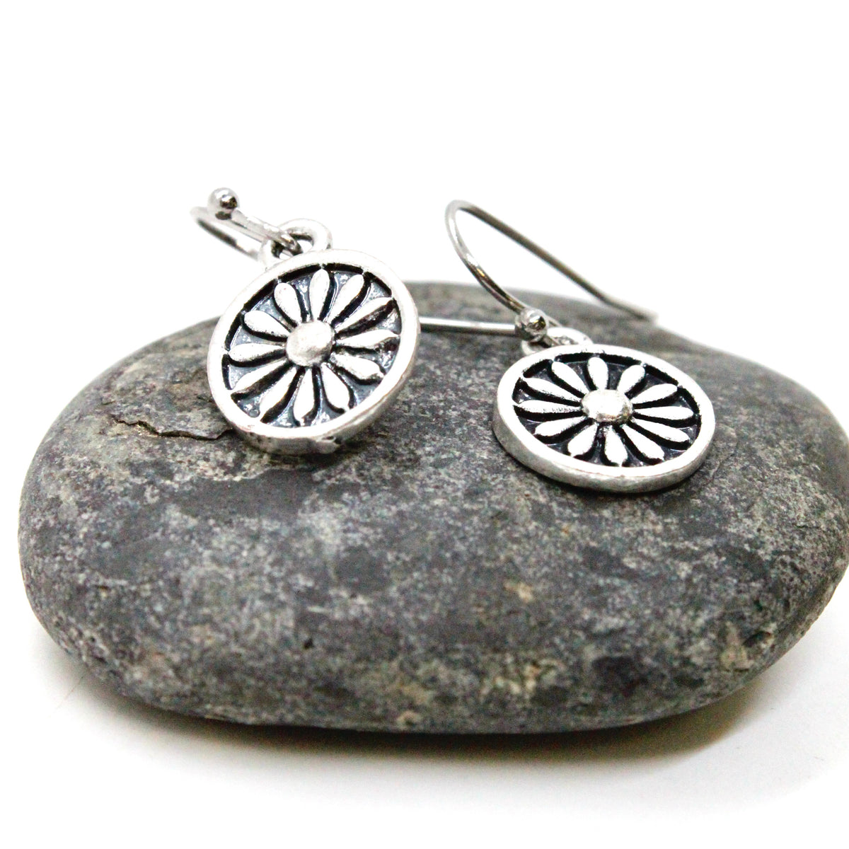 Dark Daisy Small Earrings E9-016