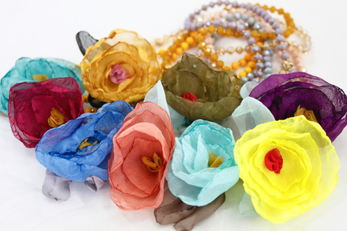 Crystals and Flower Stretch Bracelet -The Classics Collection- B1-991