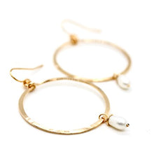 Load image into Gallery viewer, Freshwater Drop Gold Hoop Earrings - E1-003
