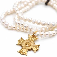 Load image into Gallery viewer, Mini Freshwater Pearl Cluster Stretch French Religious Medal Bracelet - FMB06A
